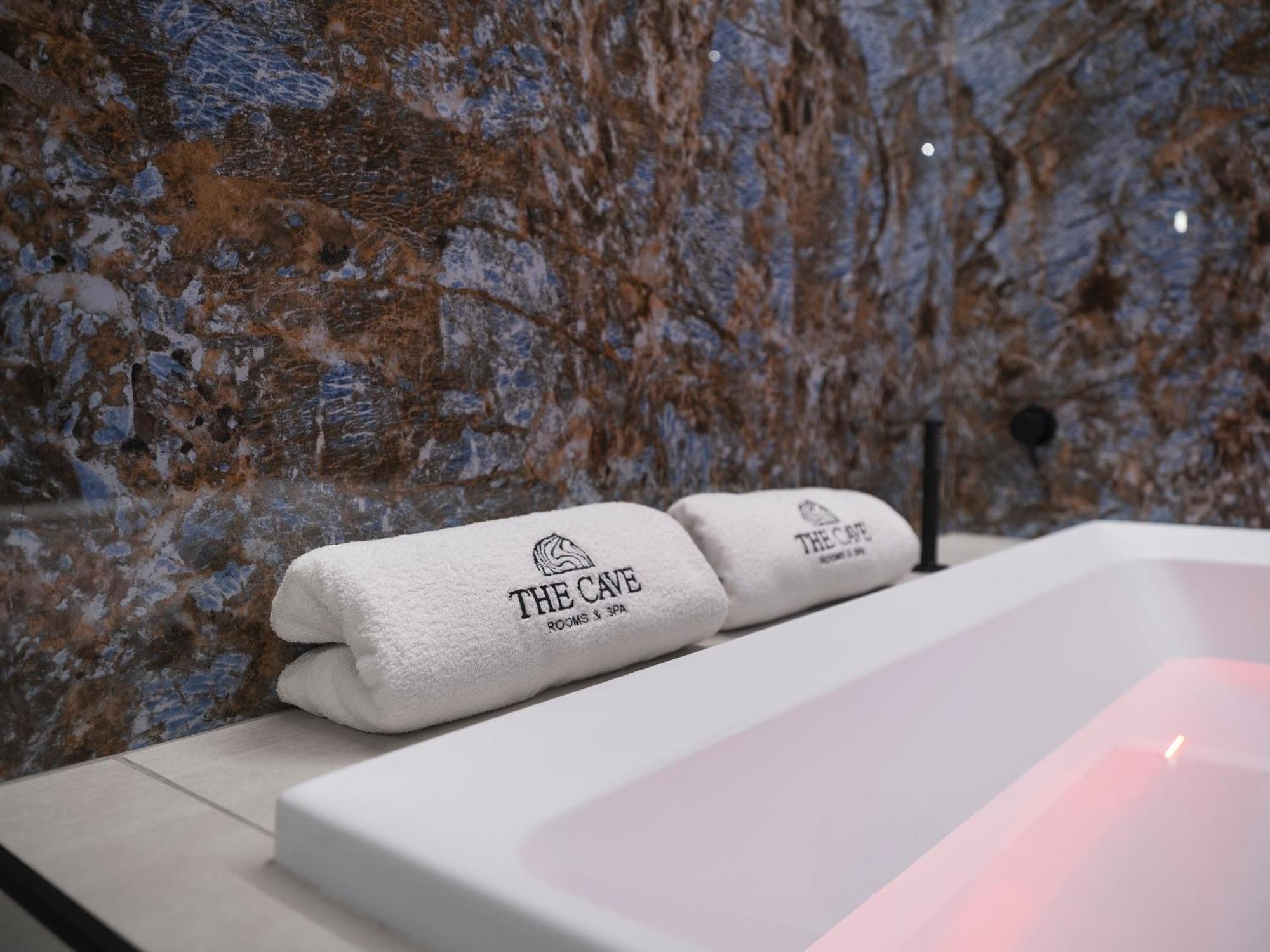 The Cave Suites Spa Βιέστε Εξωτερικό φωτογραφία